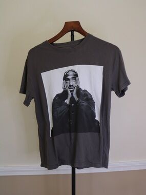 2pac Unisex Short-Sleeve Graphic Crewneck Tee in Charcoal